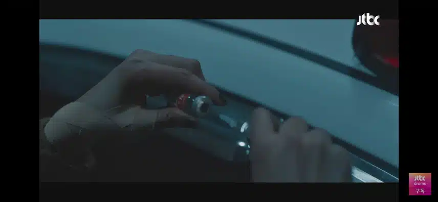 마귀가 그래도 동주를 죽게 두지는 않고 도와줍니다.