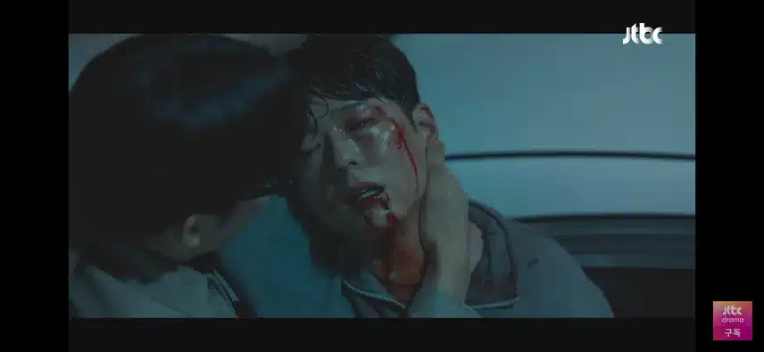 마귀가 그래도 동주를 죽게 두지는 않고 도와줍니다.