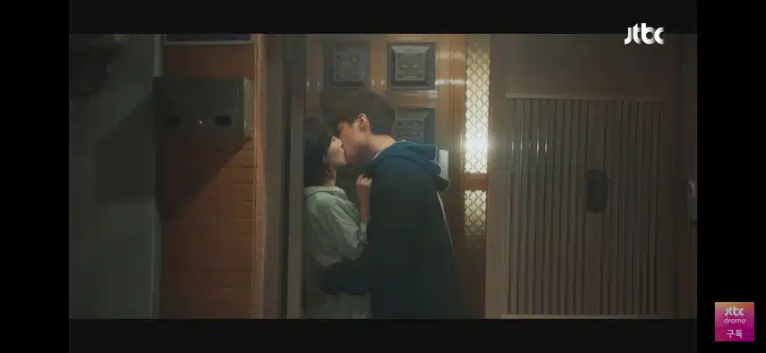 동주가 팀을 지키기위해 희생한 후 얻은 키스씬 아름다워요