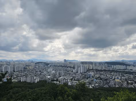 등산으로 하체근육 단련해요. 
