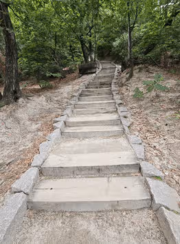 등산으로 하체근육 단련해요. 