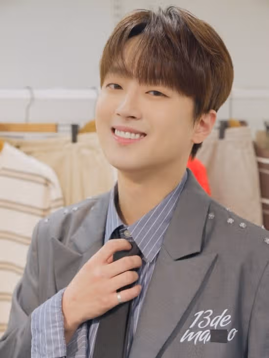 찬원님 오피셜계정에 정장입은 사진 올라왔어요