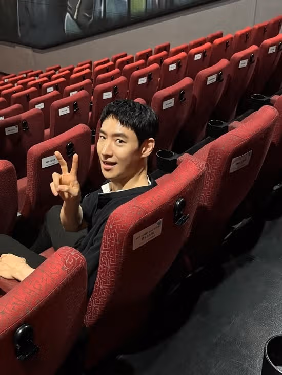 팬들의 생일 축하 이벤트 인증사진 찍는 제훈님