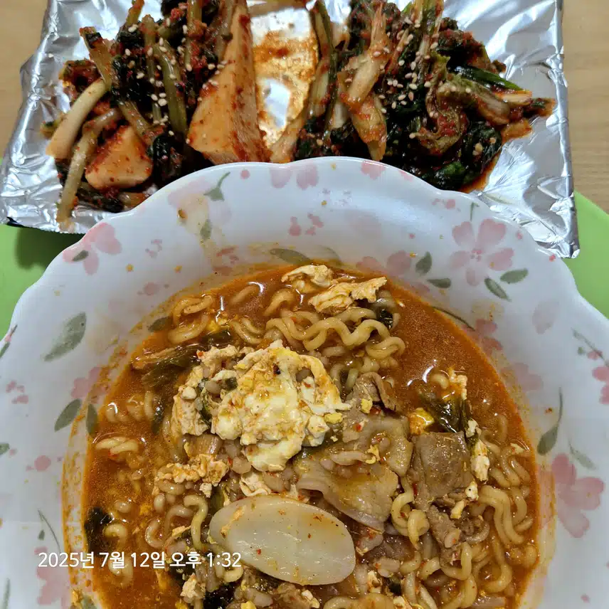 토요일, 점심은 매운 라면!