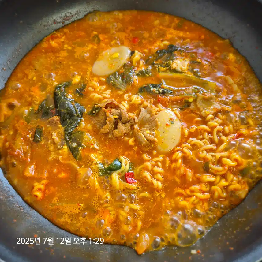토요일, 점심은 매운 라면!