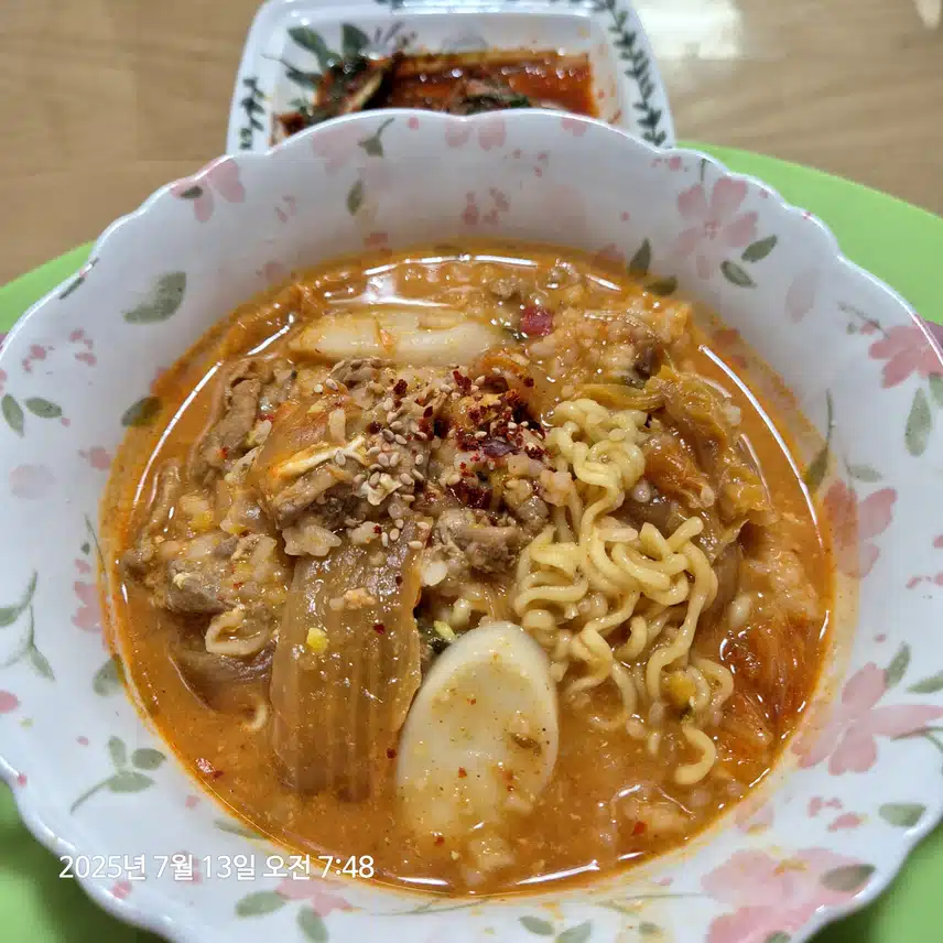 아침은 김치라면!