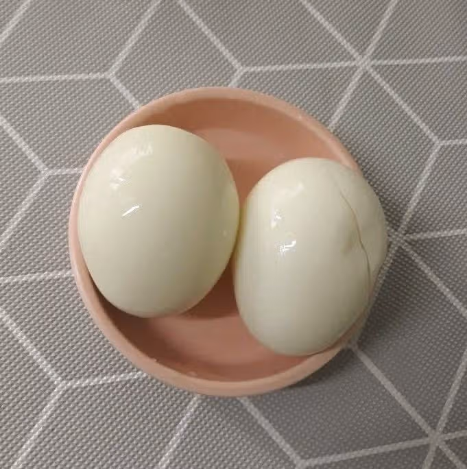 삶은 계란과 요거트 