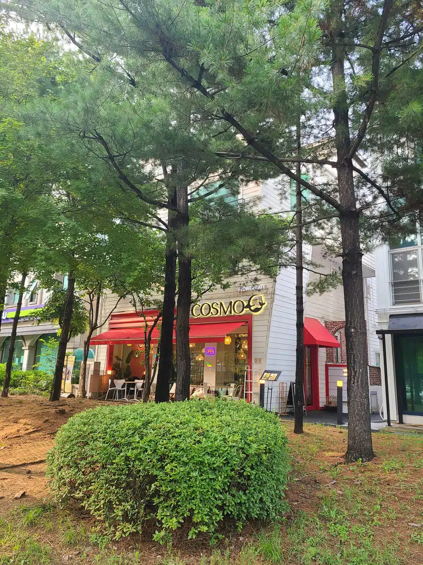 여기는 꽃집 일까요? 커피숍 일까요? 꽃과 커피 함께 즐겨요!!^^