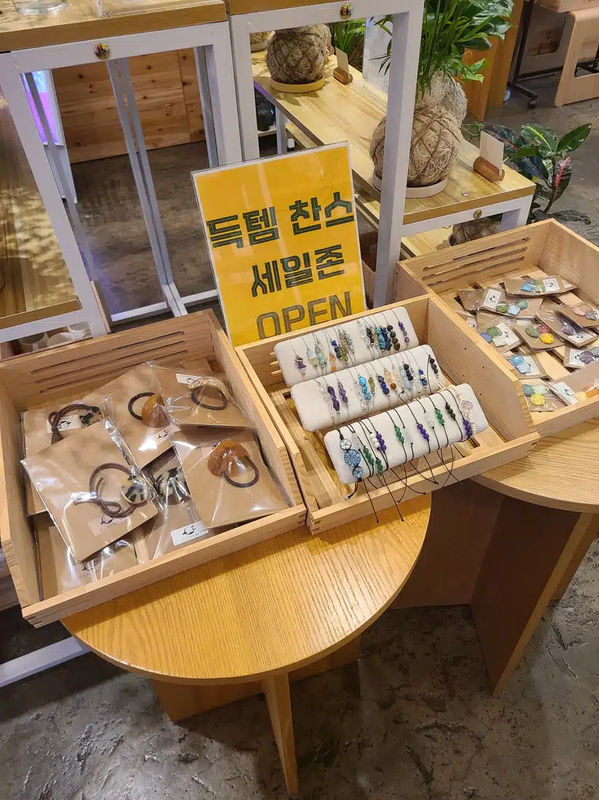 여기는 꽃집 일까요? 커피숍 일까요? 꽃과 커피 함께 즐겨요!!^^