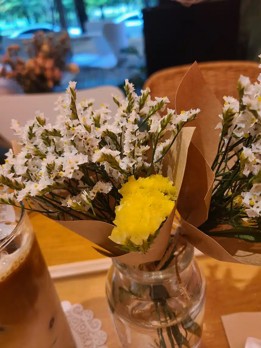여기는 꽃집 일까요? 커피숍 일까요? 꽃과 커피 함께 즐겨요!!^^
