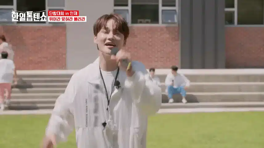 노래 맞추기 게임과 시원한 물풍선 받기 게임