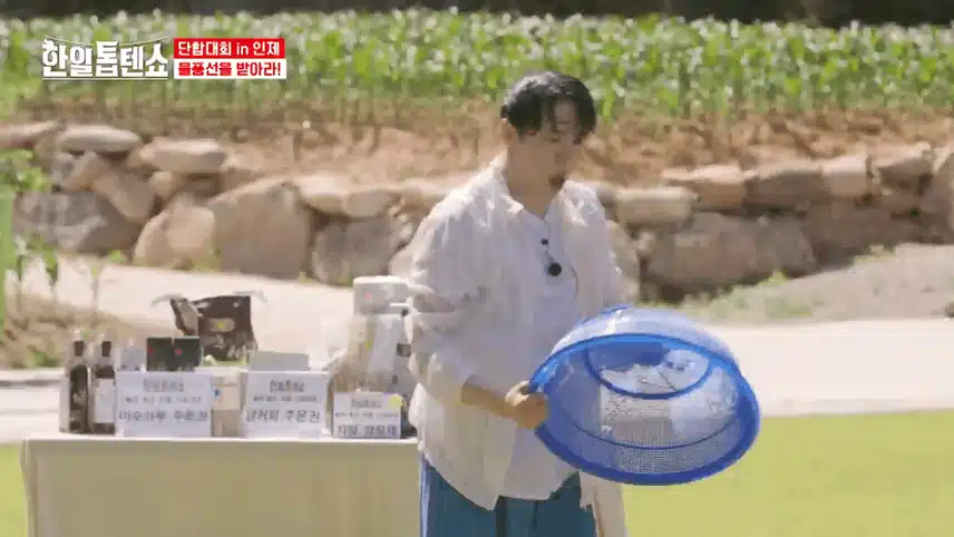 노래 맞추기 게임과 시원한 물풍선 받기 게임