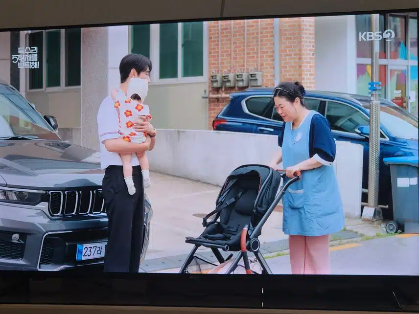 애 봐주는 사람이 몰래 저렇게 해도 되는건가요...