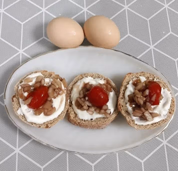 삶은 계란과 빵