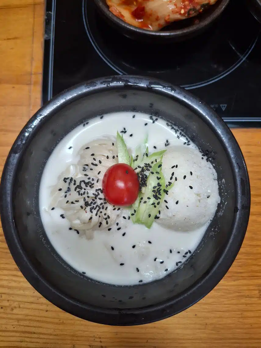  잣칼국수 시원해요!