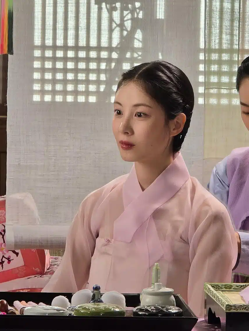사극 속에서 현실감 잃은 미모 뭐죠