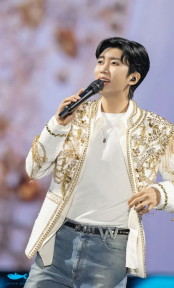 화이트티에 청바지 입으니 더 잘생겨보여요