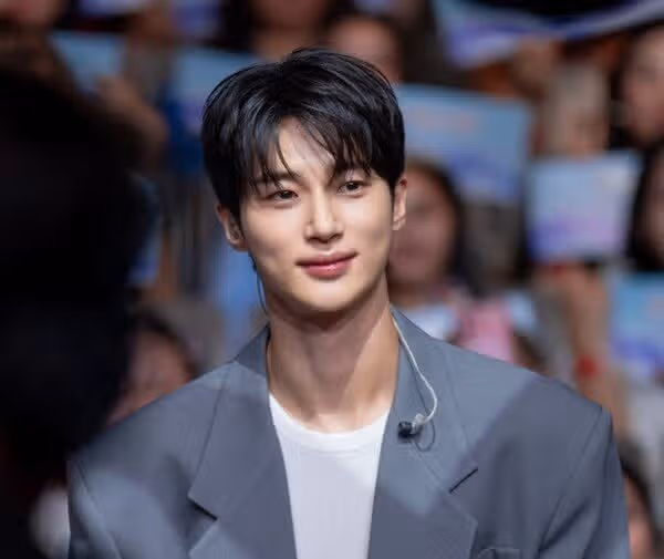 우석님 글로벌 팬 투표에서 1위 하셨네요