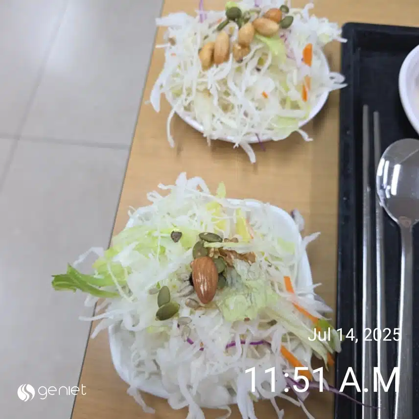 점심은 직원식당에서 새싹무생채비빔밥