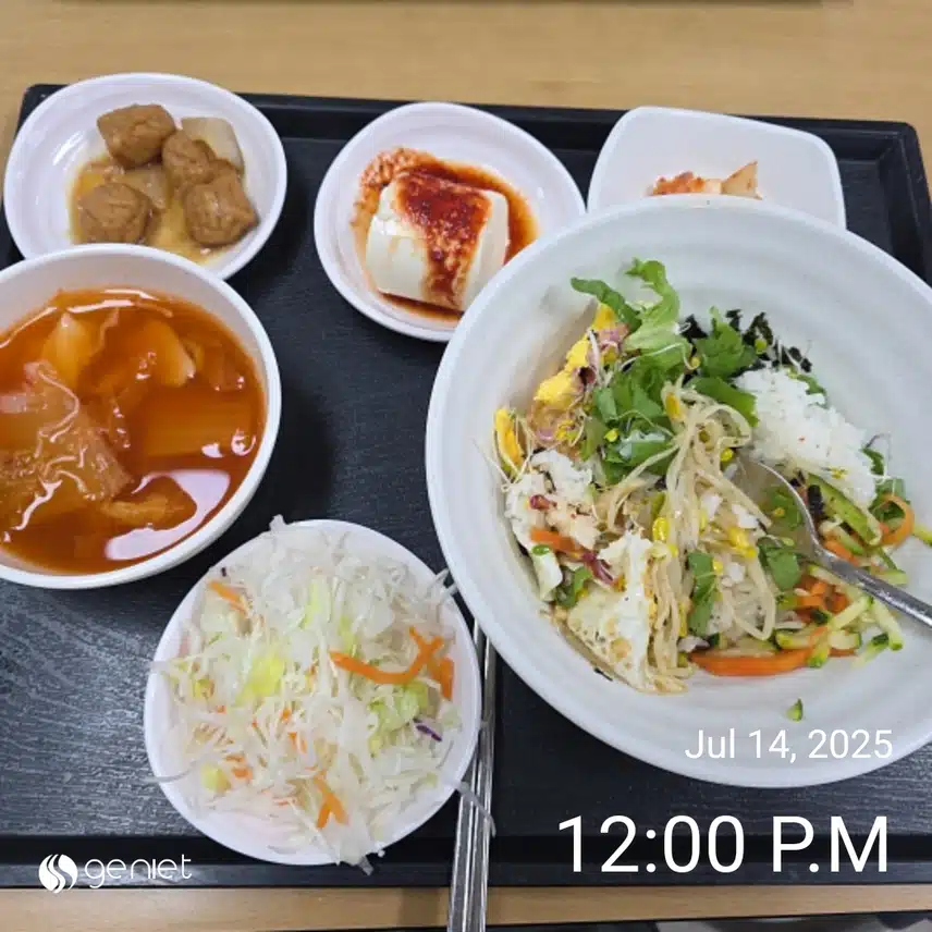 점심은 직원식당에서 새싹무생채비빔밥