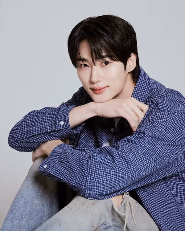 체크남방이 잘어울리는 변우석배우