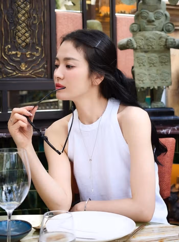 横姿も美しいソン・ヘギョ俳優写真