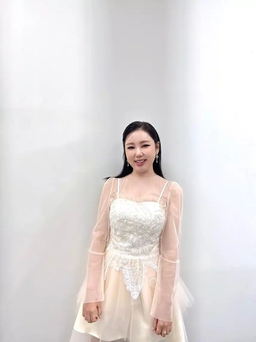 Song Ga-in looks like a fairy in a white dress