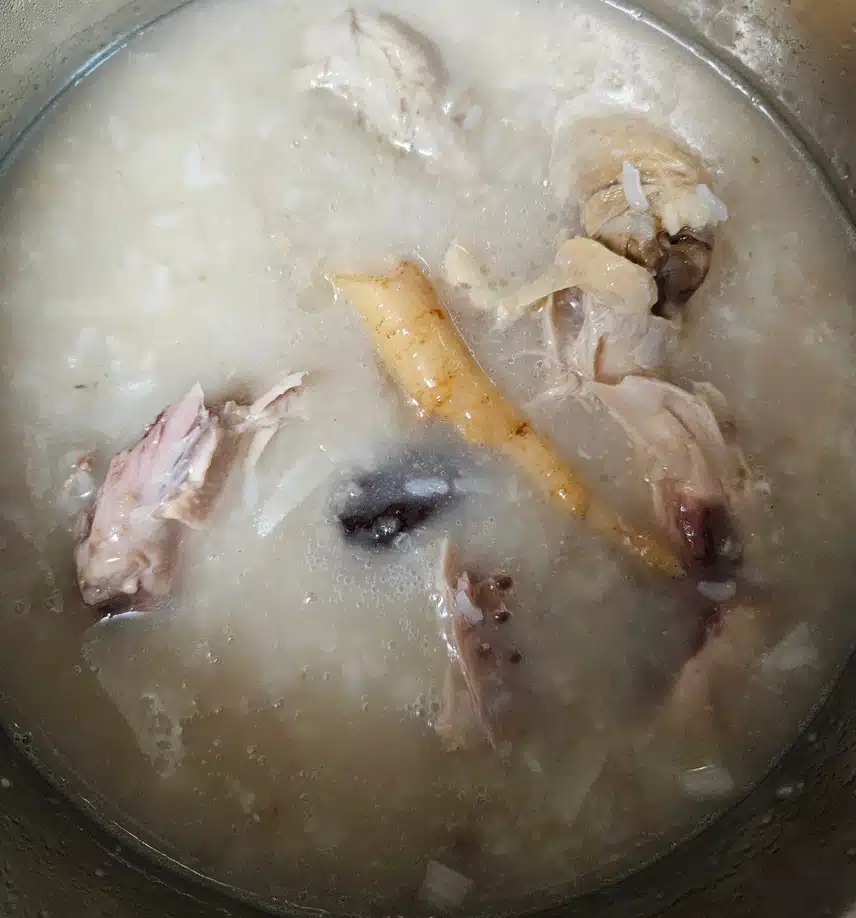 찹쌀 누룽지 삼계탕 꿇였네요.🐔