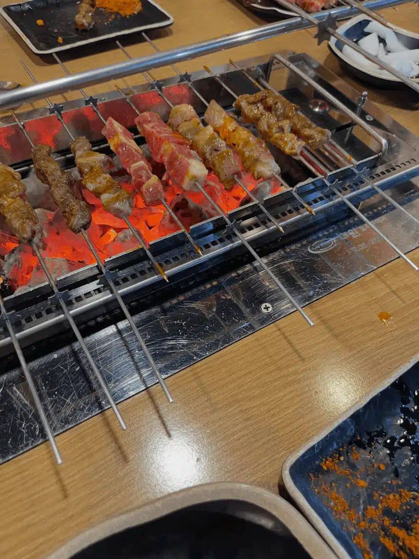 무더운 여름에는 기운 보충하려고 양꼬치를 먹습니다