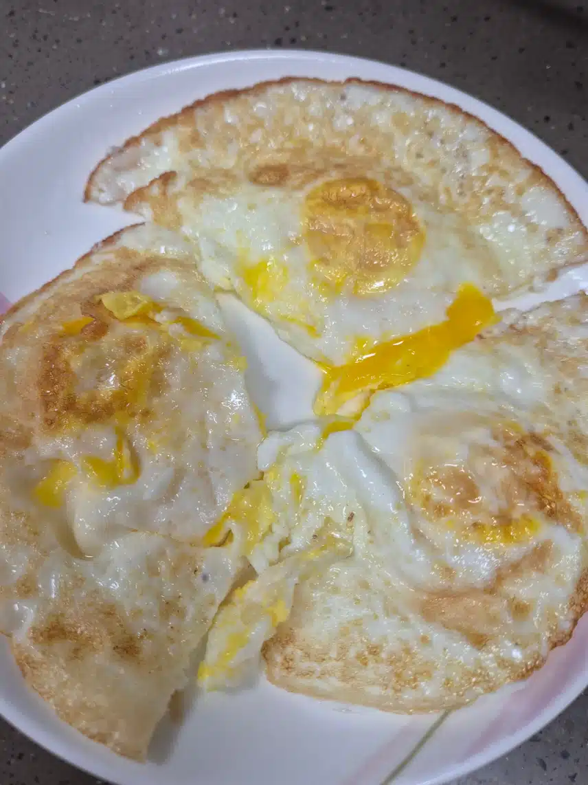 아침식단으로 계란반숙란 하나씩~