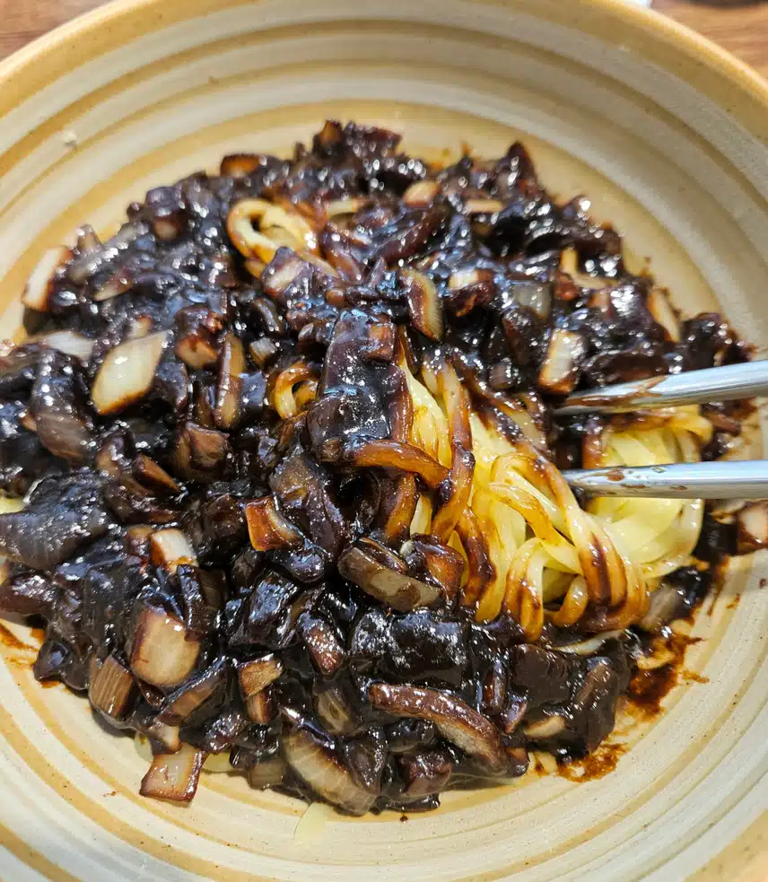 윤기 자르르 짜장면 🥣