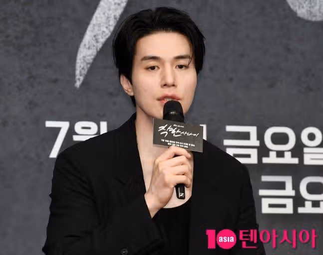 Người đàn ông tốt Lee Dong Wook... Anh ấy đã có một buổi thuyết trình sản xuất