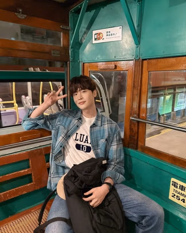 Mr. Lee Jong-seok, this really looks like a daily travel photo... he's still as cool as ever