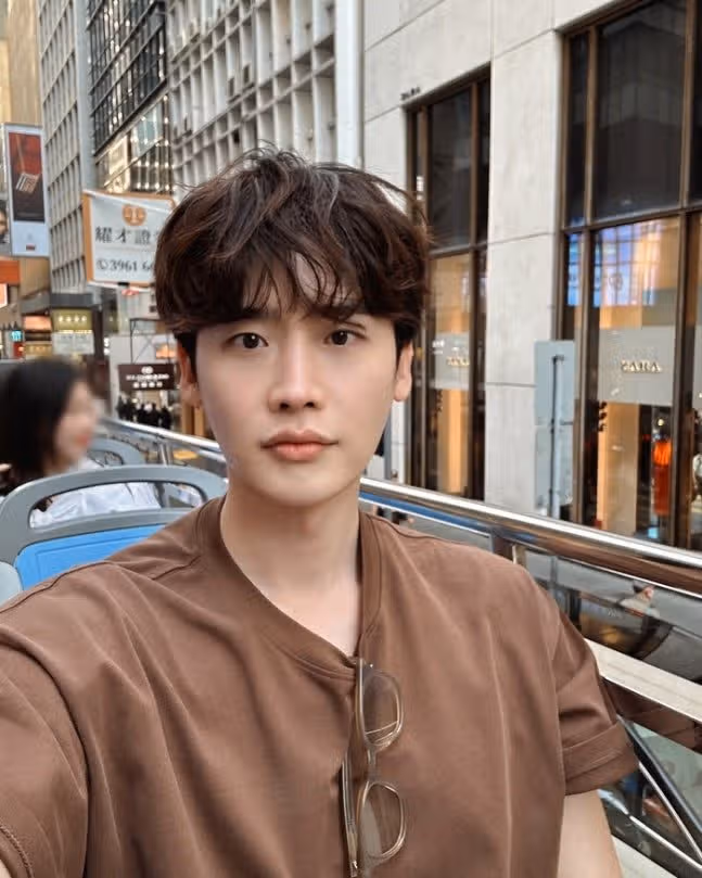 Mr. Lee Jong-seok, this really looks like a daily travel photo... he's still as cool as ever