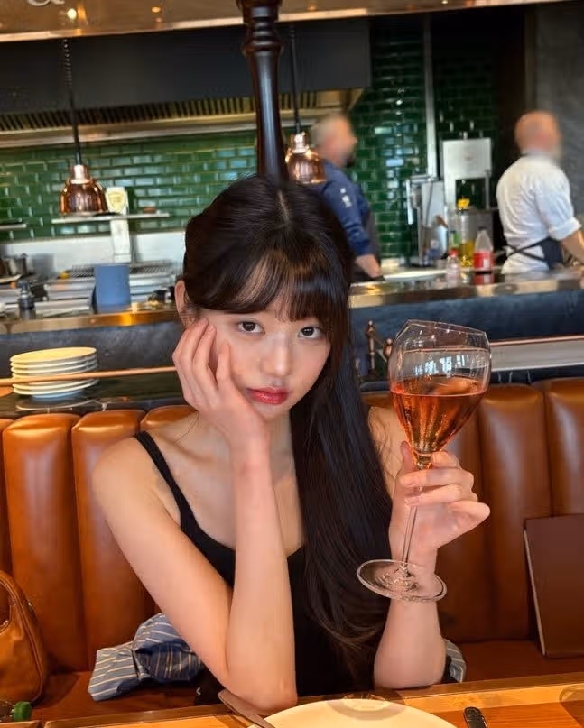장원영님 독일에서 맥주를 즐기고 있는 모습이네요