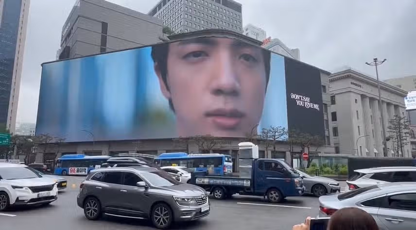 멤버들이 보고 빵터진 진의 어딘가 잘못된 전광판