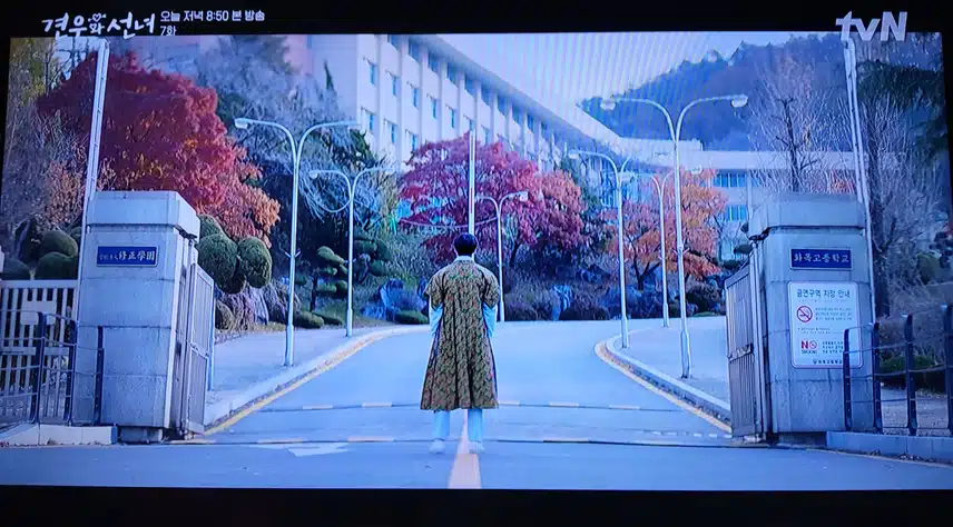 학교에 새벽같이 온 견우의 늦었다는 대답이 의미심장했어요.