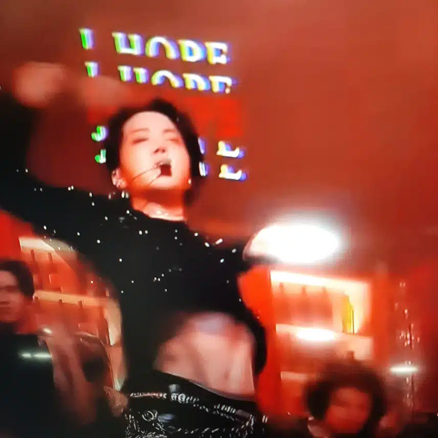 Panggung yang J-Hope tunjukkan di Inkigayo dengan penuh semangat