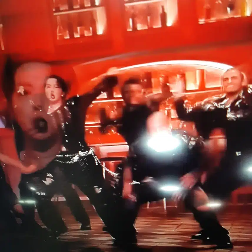 Panggung yang J-Hope tunjukkan di Inkigayo dengan penuh semangat