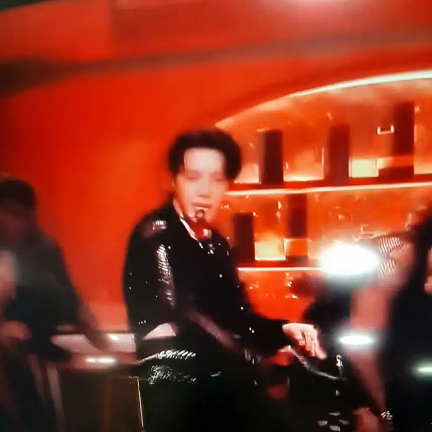 Panggung yang J-Hope tunjukkan di Inkigayo dengan penuh semangat
