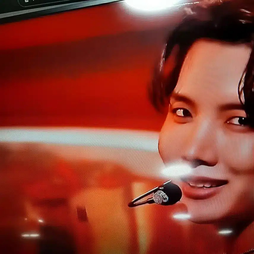 Panggung yang J-Hope tunjukkan di Inkigayo dengan penuh semangat