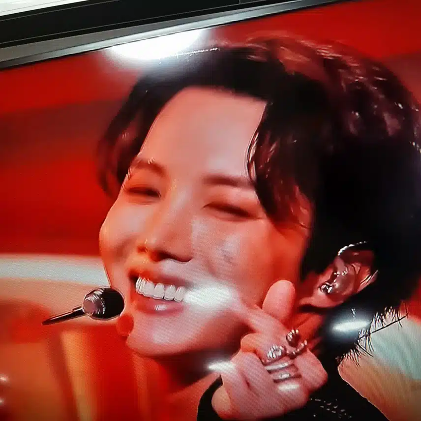 Panggung yang J-Hope tunjukkan di Inkigayo dengan penuh semangat