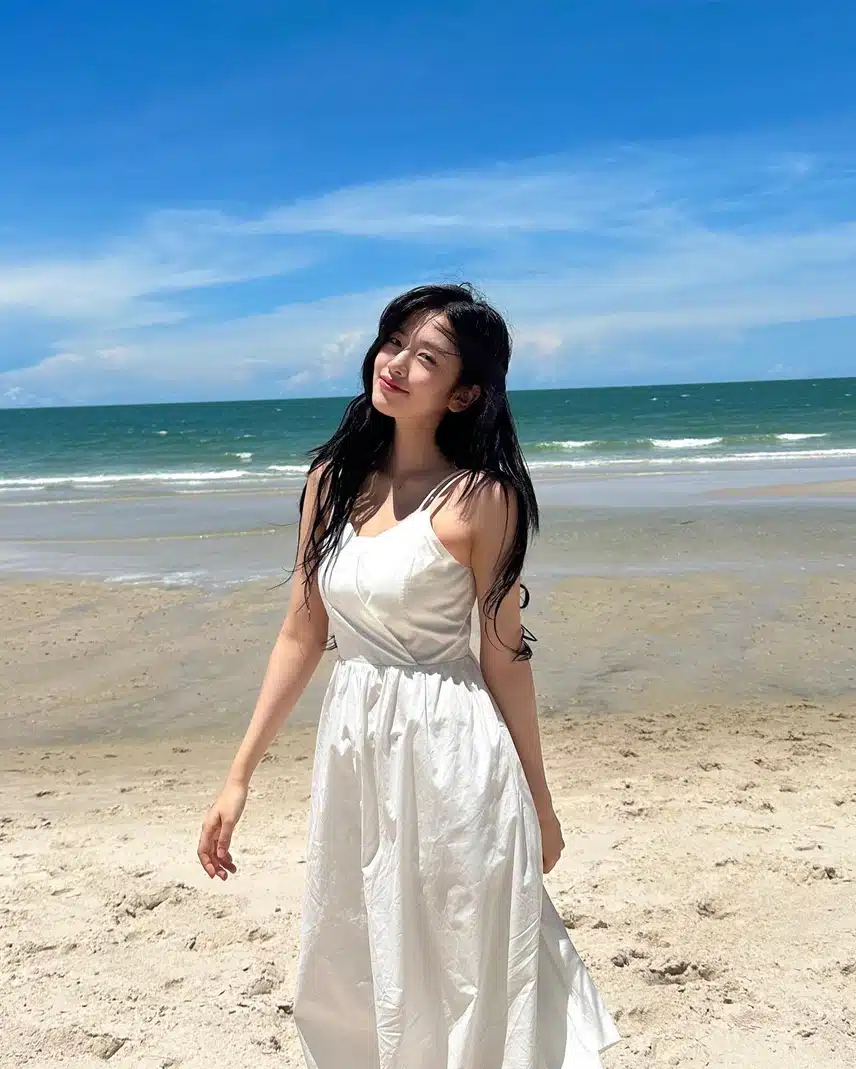 La sonrisa de An Yu-jin que hace que incluso el caluroso verano sea refrescante.