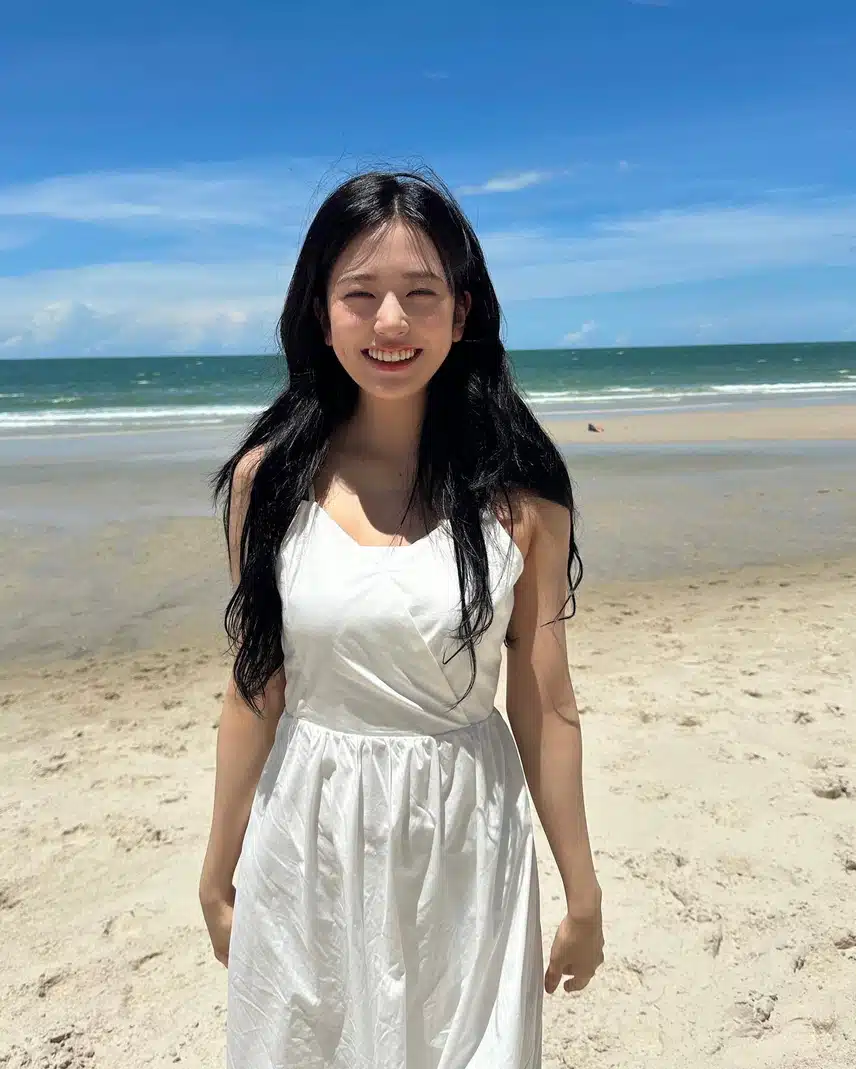 La sonrisa de An Yu-jin que hace que incluso el caluroso verano sea refrescante.