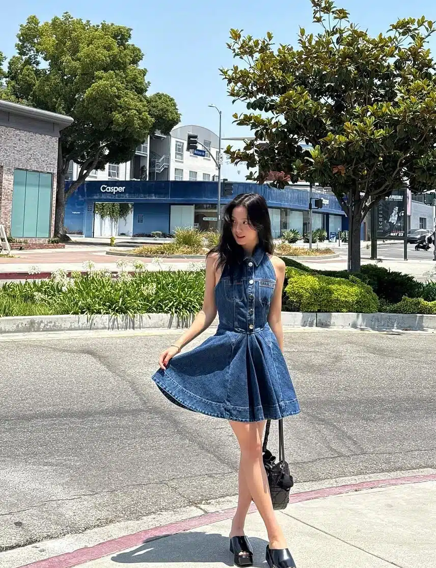 Jisoo Blackpink tampak hebat dalam gaun one-piece denim