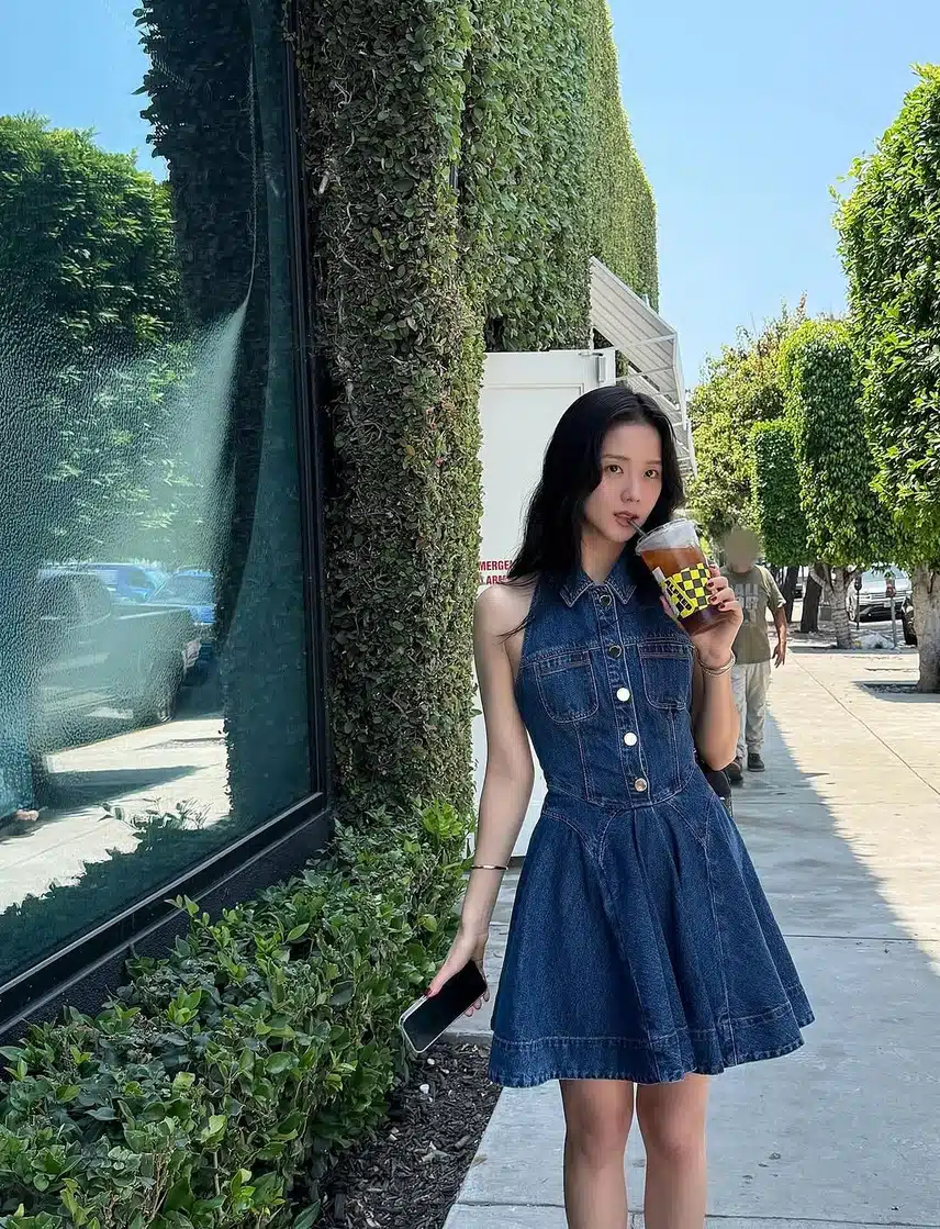 Jisoo Blackpink tampak hebat dalam gaun one-piece denim