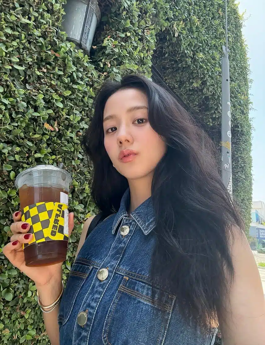 Jisoo Blackpink tampak hebat dalam gaun one-piece denim