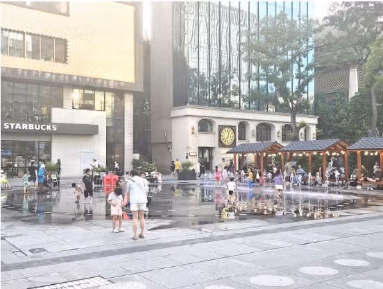 멀리 갈 필요 없이 도심 한복판에서 물놀이 어떠세요?