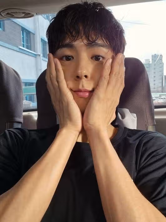 La cara de Bogum se hizo más pequeña cuando la cubrió con su mano.