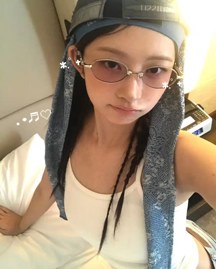 힙한 스타일링도 완벽하게 소화하는 레이